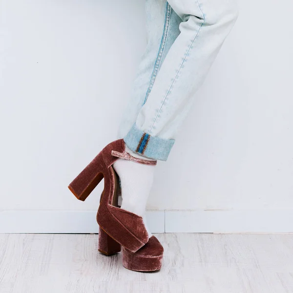 Style de mode décontracté. Talons hauts et denim. Tenue Dame — Photo