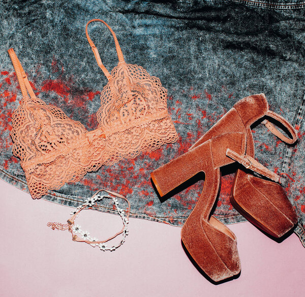 Модные туфли с каблуками и джинсовыми рубашками. Аксессуары и л
