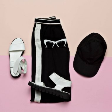 Kadınlar için moda kıyafet. Siyah şık giysiler. Spor kentsel. M