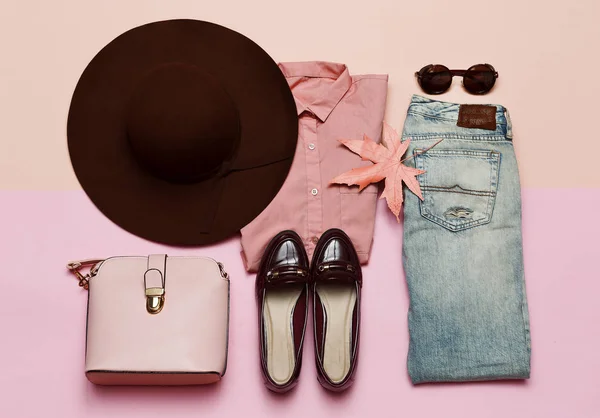 Modieuze Outfit voor Lady schoenen en hoed. Denim. Stijlvolle toegang — Stockfoto