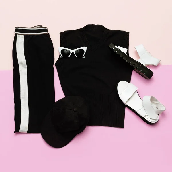 Conjunto de ropa de moda negra. Para una mujer. Deporte urbano estilo casual — Foto de Stock