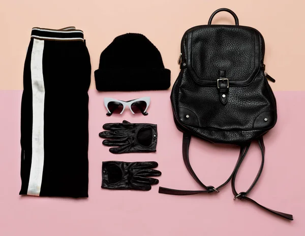 Μαύρα ρούχα Αξεσουάρ μόδας για τις γυναίκες. Σκούφος σακίδιο αστικών sport casual στυλ — Φωτογραφία Αρχείου