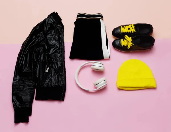 Mode Outfit für Frauen. schicke schwarze Kleidung und helle Accessoires — Stockfoto