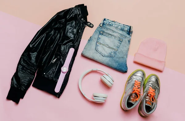 Tenue de mode pour une fille. Des vêtements noirs élégants et des accessoires lumineux. Sports Urbains. Minimal. Casques et Sneakers Active Street Life — Photo