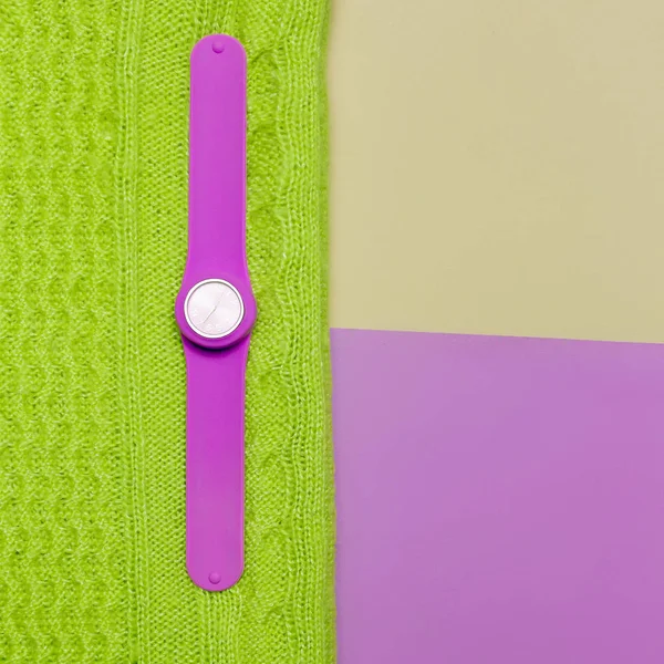 Rosa armbandsur. Mode. Minimal design. Ovanifrån — Stockfoto