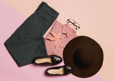 Şık giysiler ayarlayın. Bahar. Aksesuarlar. Şapka ve vintage ayakkabılar 