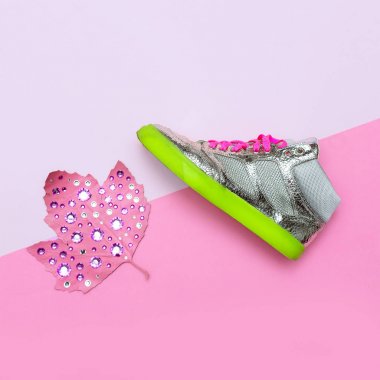 Moda ayakkabı kız için. Spor ayakkabıları. Rhinestones titreşim glam