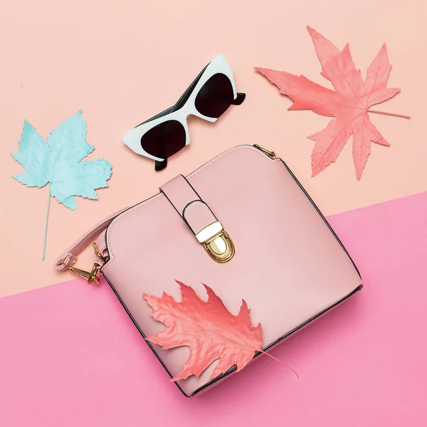 Moda pembe çanta ve Bayan için retro güneş gözlüğü. Bahar titreşim — Stok fotoğraf