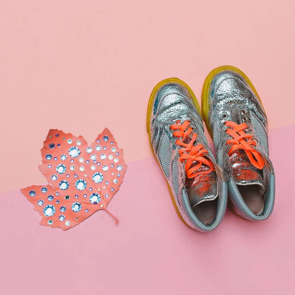 Moda ayakkabı kız için. Spor ayakkabıları. Rhinestones titreşim glam — Stok fotoğraf