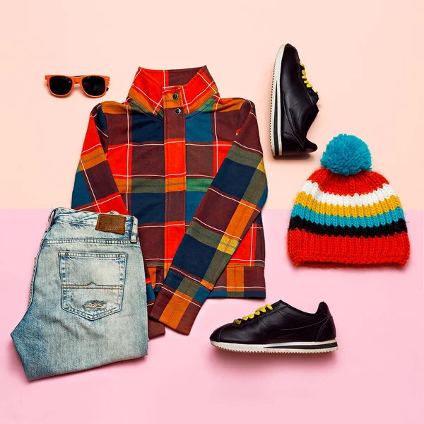Set van kleding. Bovenaanzicht Checkered jas en lichte accessoires — Stockfoto