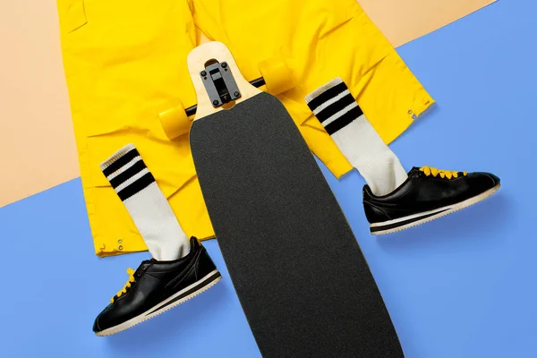 Sneakers en skateboard. Kunst minimalistische stijl stedenbouwkundig ontwerp — Stockfoto