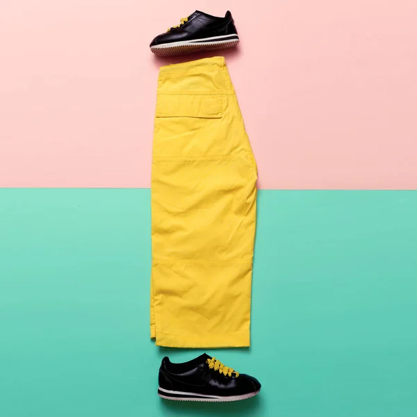 Diseño mínimo. Pantalones y zapatillas. Traje de verano brillante — Foto de Stock