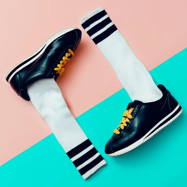 Arte creativo de moda mínima. Elegantes zapatillas y calcetines . —  Fotos de Stock