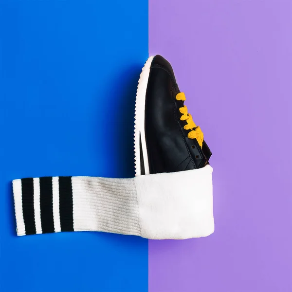 Art créatif minimaliste de la mode. Baskets et chaussettes élégantes . — Photo