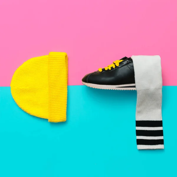 Bright Outfit. Moda minimale arte creativa. Sneakers alla moda a — Foto Stock