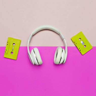 En az yaratıcı sanat. Müzikal retro titreşimler. Kulaklıklar ve bir