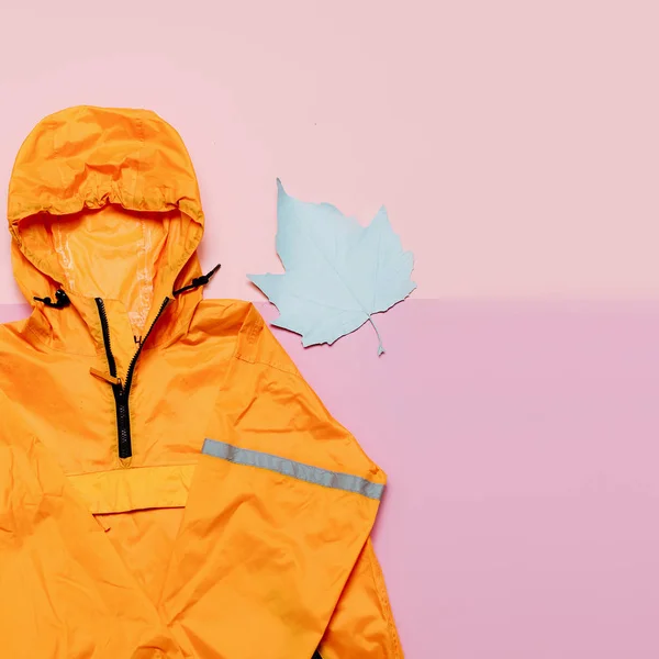 Moda turuncu ceket, kentsel tarzı. Sokak kıyafeti Merhaba yağmurlar S — Stok fotoğraf