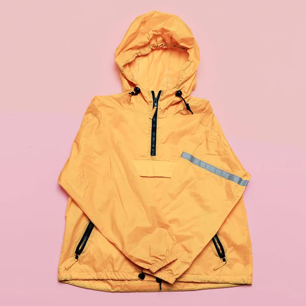 Chaqueta naranja de moda, estilo urbano. Street Outfit Hi Rains S — Foto de Stock