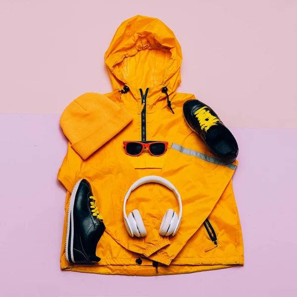 Cloak, Keds and Headphones Hi Rain Season. Urban street fashion. — Stock Photo, Image