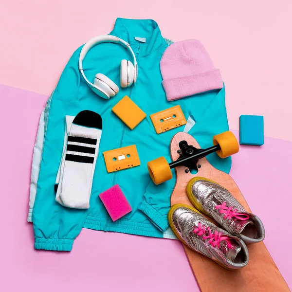 Vintage spor ceket ve aksesuarlar. Şapka, spor ayakkabıları, kulaklık