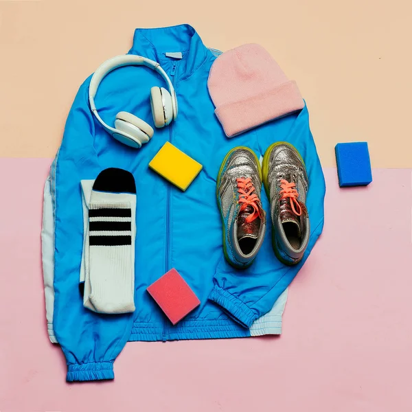 Stijlvolle sport jas en accessoires. Hoed, sneakers, earphone M — Stockfoto