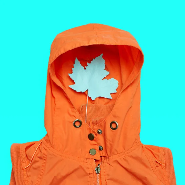 Мінімальне творче мистецтво. Куртка і шматок Привіт дощовий сезон — стокове фото