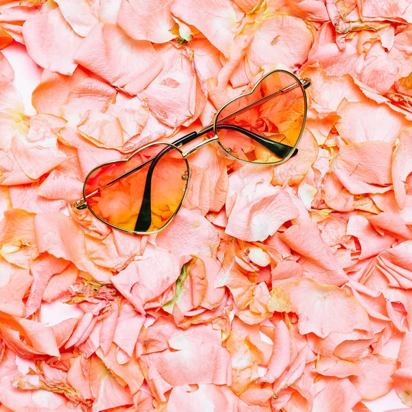 Minimal kreativ design. Glamorösa solglasögon på blommor backgro — Stockfoto