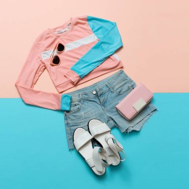 Şık giysiler. Geometri. Yaratıcı. Çok az. Beyaz sandaletler. Toplam