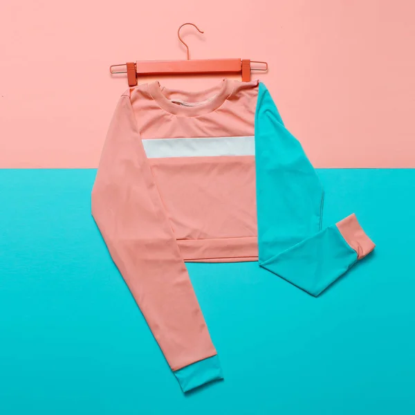 Elegante blusa deportiva en la percha. Estilo Hipster. Color pastel — Foto de Stock