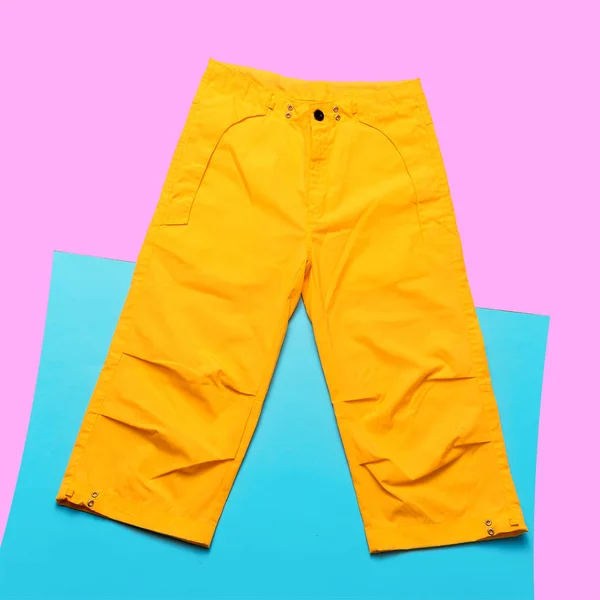 黄色のパンツの流行に敏感な傾向。ミニマルなデザインのファッション — ストック写真