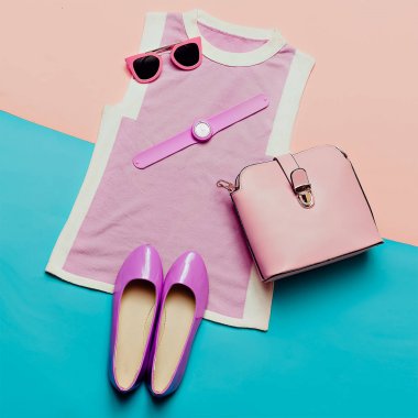 Pembe elbise ve aksesuarlar. Üstten Görünüm. Top, Ayakkabı, saatler ve 