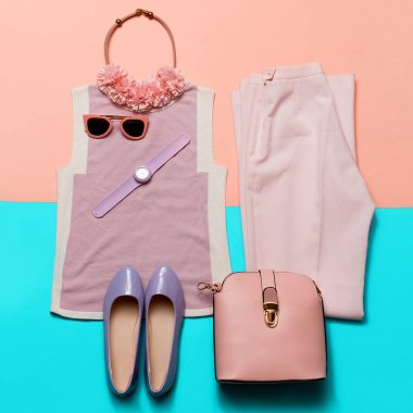 Giysi ve aksesuarları. Pembe Bayan. Vintage tarzı. Üstten Görünüm. Toplam