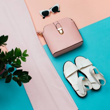 Bayanlar için şık pink giyim. Moda pantolon ve accessori