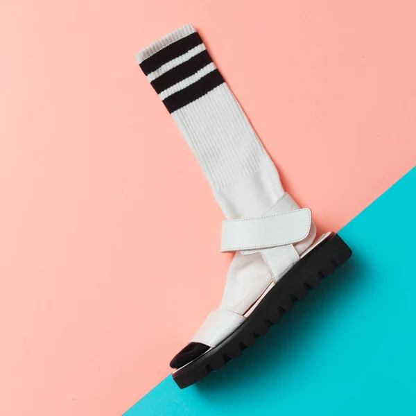 Sandaler och strumpor. Sommaren minimal creative. Hipster stil topp vi — Stockfoto