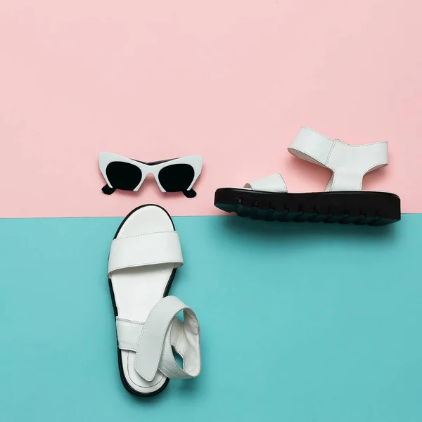 Stylish Clothing Fashion Accessories. Sandals and sunglasses. Su — Stock Photo, Image
