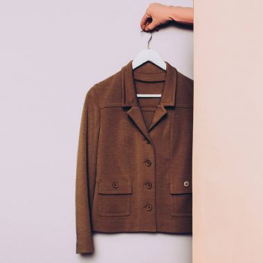 Şık giysiler. Vintage ceket bir askı. dolap fikirler tren