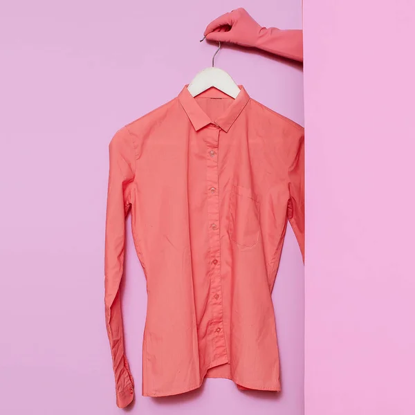 Des vêtements élégants. Mode hippie. Une chemise rose sur un cintre. Ward. — Photo