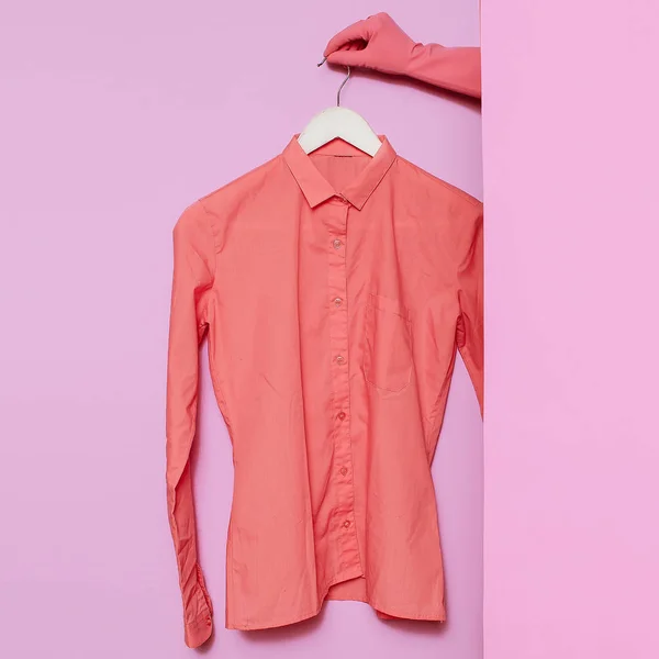 Ropa elegante. Moda Hipster. Una camisa rosa en una percha. Sala de espera — Foto de Stock