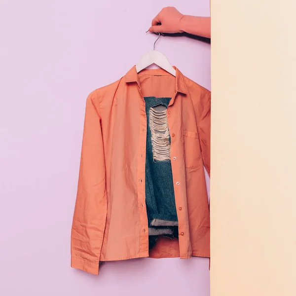 Roupas elegantes. À moda Hipster. Camisa rosa e calça em um enforcamento — Fotografia de Stock