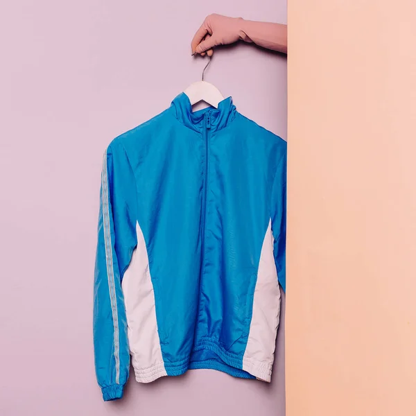 Stijlvolle sportkleding. Minimale mode. Blauw vest op een hanger. WA — Stockfoto