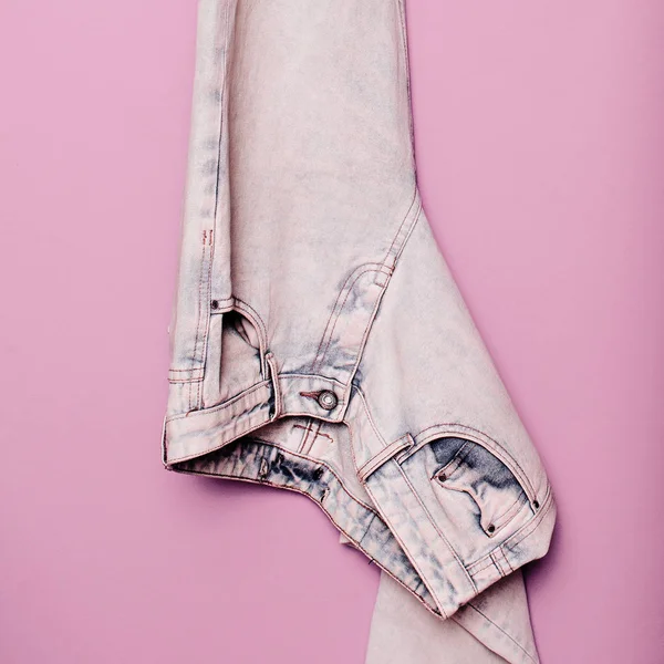 Stylowe ubrania. Jeans Denim. Minimalne mody. Szafa I trendy — Zdjęcie stockowe