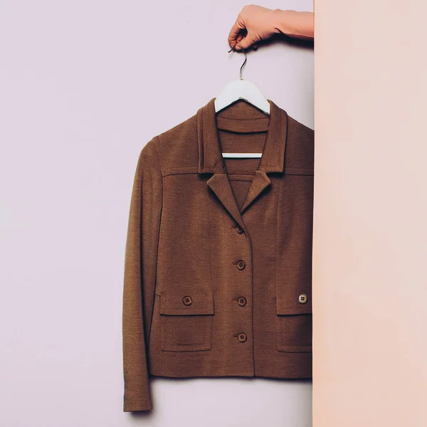 Ropa elegante. Chaqueta vintage en una percha. vestuario ideas tren — Foto de Stock