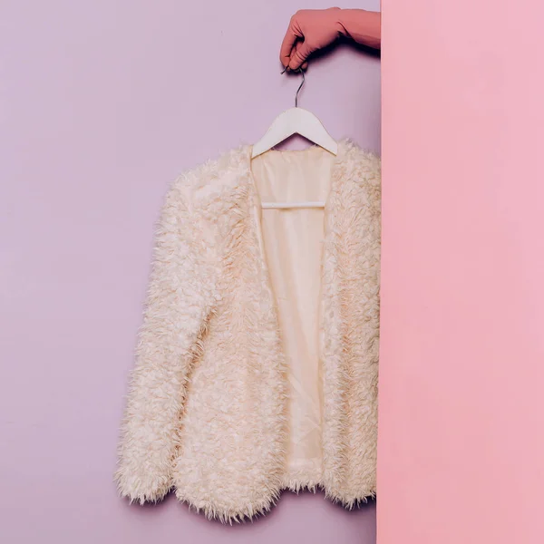 Des vêtements élégants. Manteau blanc. Le printemps. garde-robe idées tendance — Photo