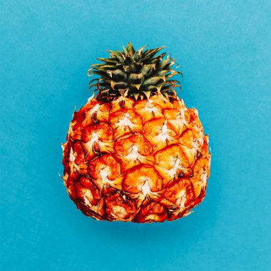 Mavi bir arka plan üzerinde ananas. Çok az. Meyve seviyorum. Taze IDE