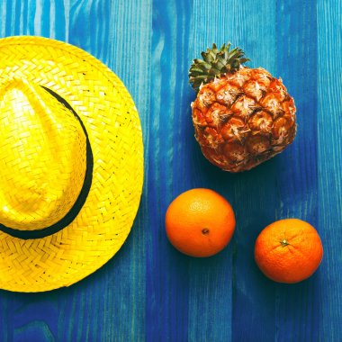 Meyve ve straw hat. Beach kokteyl. Tropikal en az. Taze IDE