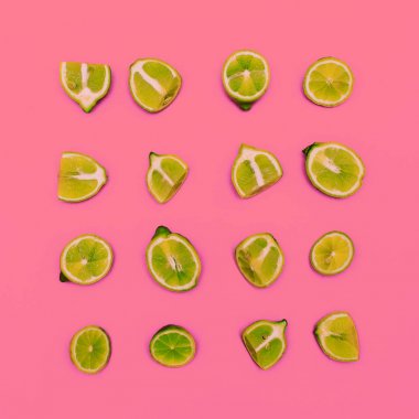 Limes pembe bir arka plan üzerinde. En az fikir gıda yaratıcı