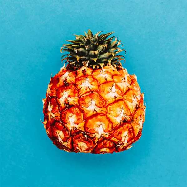 Piña sobre fondo azul. Mínimo. Me encanta la fruta. Piel fresca — Foto de Stock