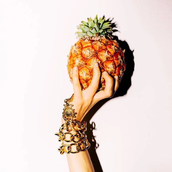 Ananas. La mode. Bracelet accessoires de main . — Photo