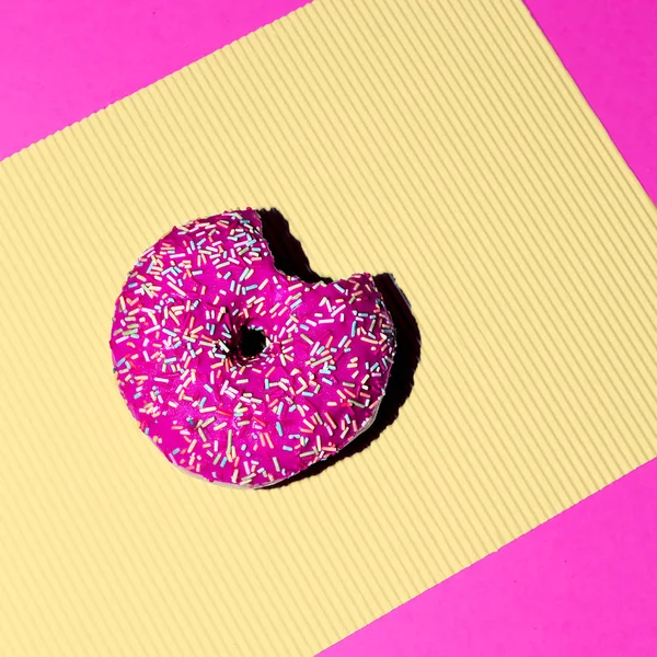 粉红色的甜甜圈。时尚快餐极少主义艺术细节超现实 — 图库照片
