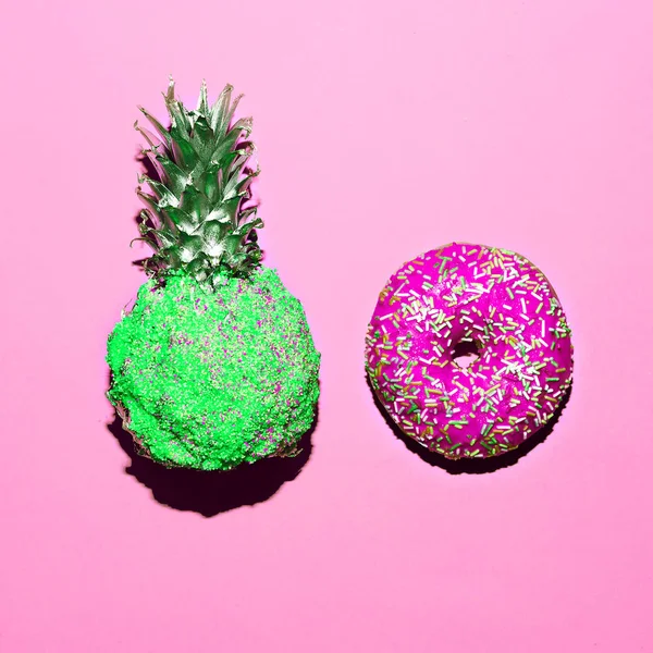 Donut en ananas. Surrealistisch minimale creatieve kunst — Stockfoto